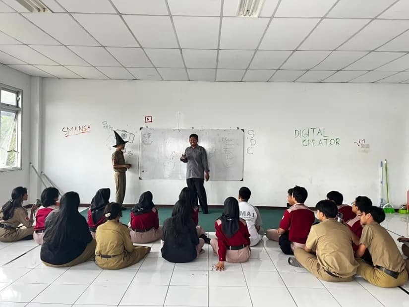 Pertemuan Rutin Ekstrakurikuler Smansa Digital Creator dengan Pelatih Bapak Abdul Azis, S.Sn.
