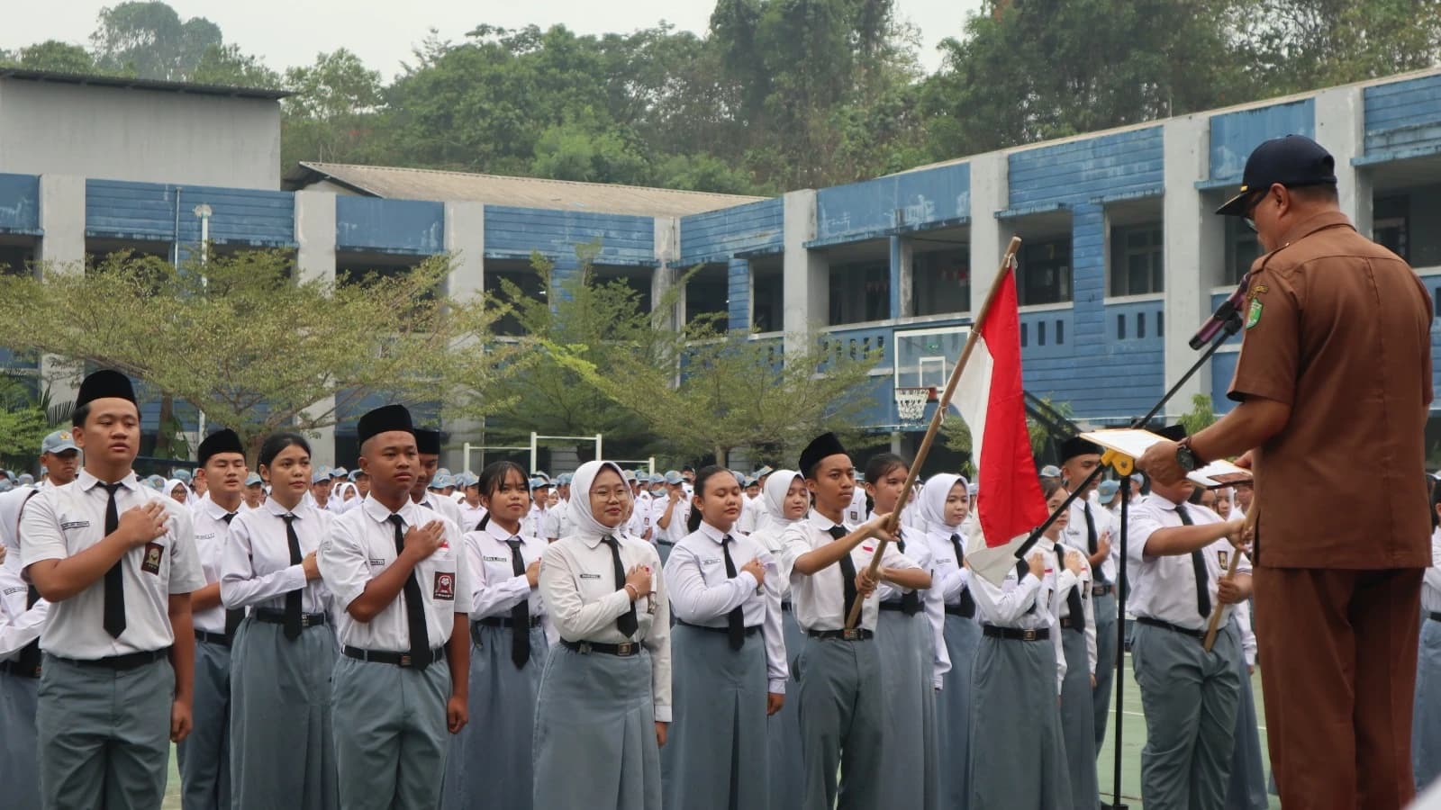 Upacara Sekaligus Pelantikan Kepengurusan OSIS SMA Negeri 1 Samarinda Periode 2026/2027