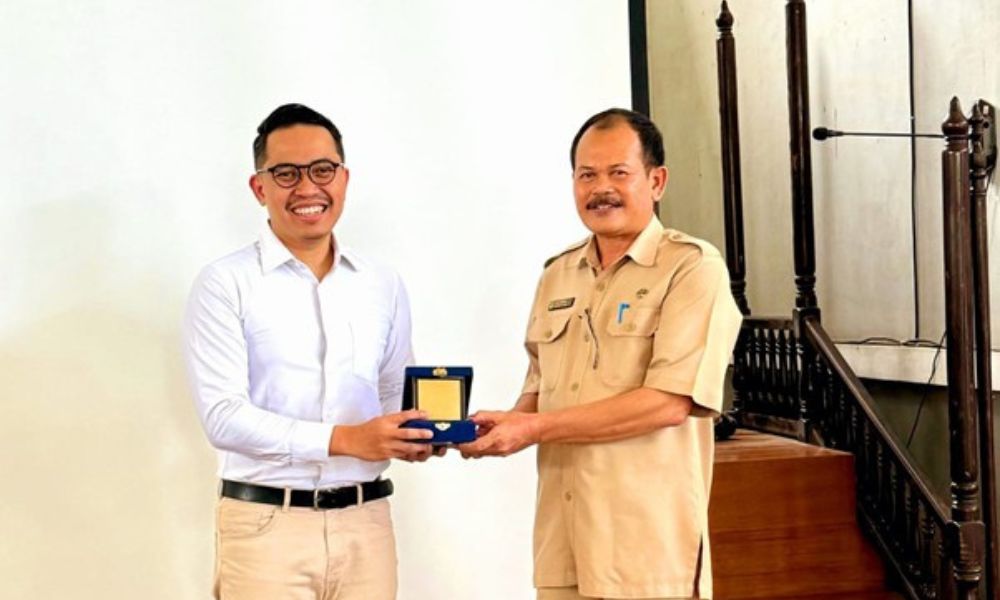Penyerahan Cenderamata dari Universitas Islam Indonesia kepada  SMA Negeri 1 Samarinda